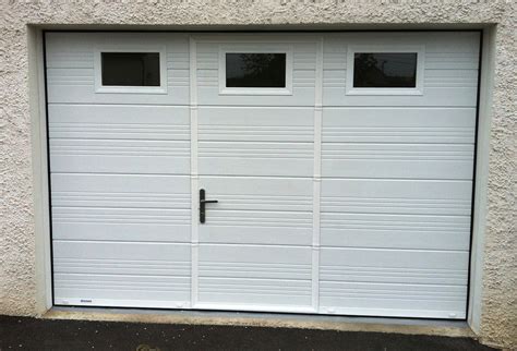 Porte de garage sectionnelle avec portillon et hublot Idées de travaux