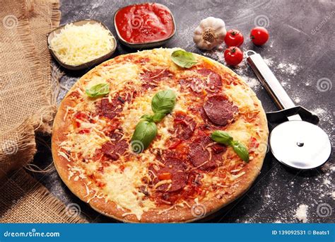 Italiaanse Pizza Met Salami Pepperoni Met Gesmolten Kaas Rode