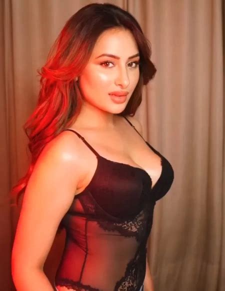 Mahira Sharma Top Hot Pics In Bralet And Sari