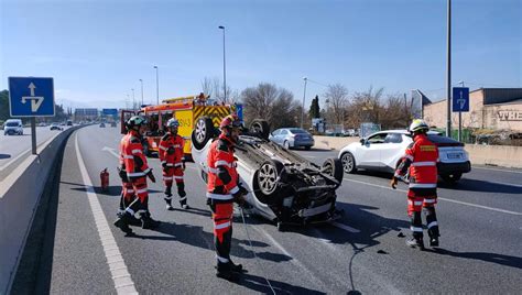 Un Herido Tras Volcar Su Coche En Un Aparatoso Accidente En La