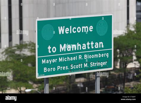 Sign Announcing Entrance Into Manhattan Stock Photo Alamy
