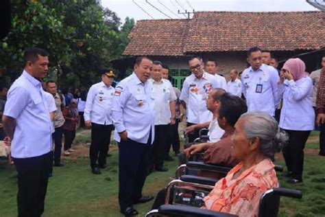 Bupati Adipati Dampingi Gubernur Lampung Salurkan Bansos Pemprov