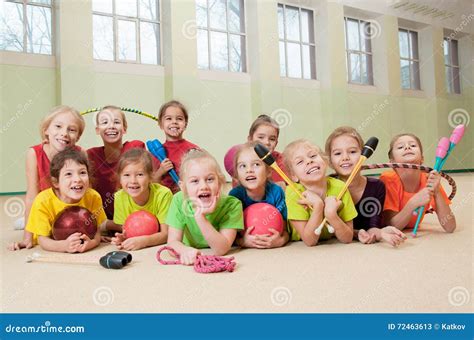 Счастливые активные дети в спортзале Стоковое Изображение - изображение ...