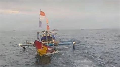 Perahu Nelayan Tak Berpenumpang Terombang Ambing Di Tengah Laut