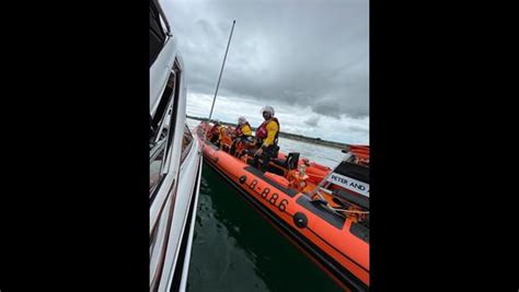 Abersoch Rnli Volunteer Crew Assist Motor Vessel Rnli