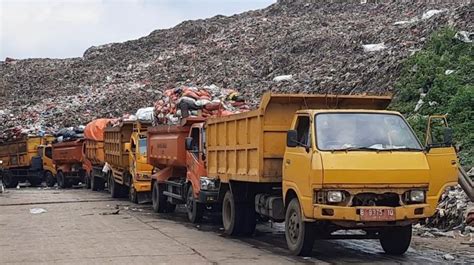 Akibat Longsoran Sampah Sopir Truk Antre Berjam Jam Di Tpa Burangkeng