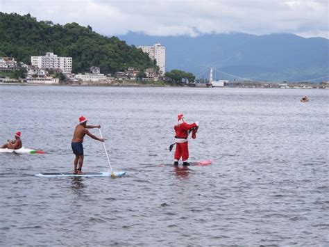 G Papai Noel Troca A Neve Pela Praia E Pratica Stand Up No Litoral