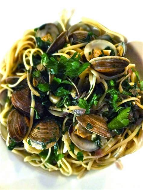 Scrumpdillyicious: Linguine with Clams in White Wine Sauce