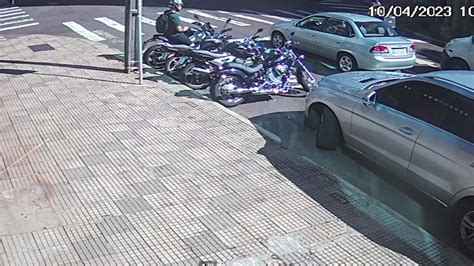 C Mera Flagra Carro Batendo Em Moto Estacionada V Deo Dailymotion