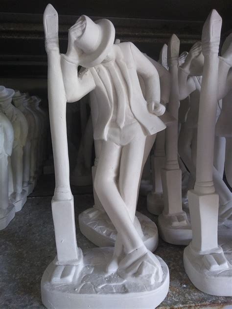 Escultura Zé pelintra dançando no poste imagem do malandro Elo7