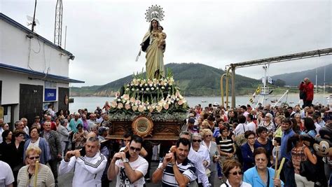 Procesión Marítima Y Danza De Arcos En La Celebración De La Virxe Do