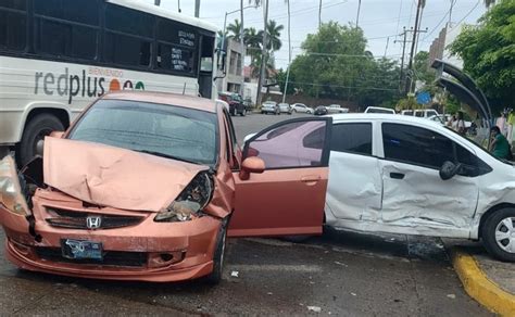 Choque en Los Mochis deja una mujer lesionada y daños cuantiosos