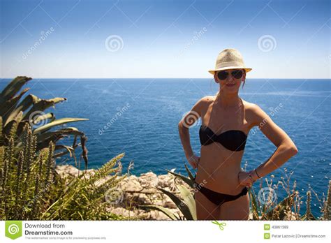 Muchacha Rubia Con El Bikini El Sombrero Y Las Gafas De Sol Atractivos Imagen De Archivo