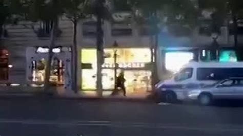 Attentato A Parigi Il Video Dell Attacco A Colpi Di Kalashnikov Sugli