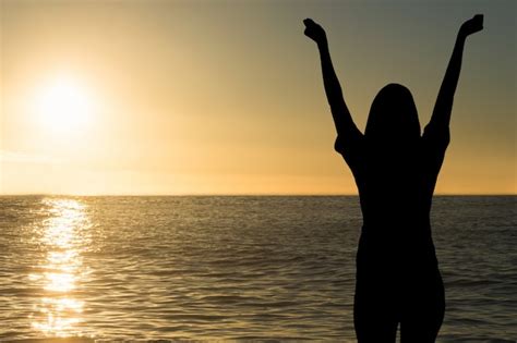 Silueta De Mujer En La Playa Al Atardecer Foto Gratis