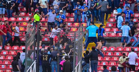 Brutal violencia en estadio de México decenas de heridos por batalla