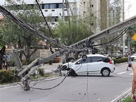 Carro Desgovernado Derruba Cinco Postes E Deixa Jardim Oceania No