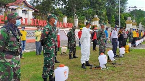 Antisipasi Penyebaran Virus Corona Tim Gugus Depan Merangin Semprot