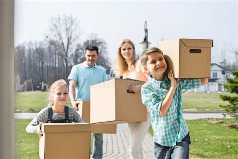 Famille Entrant Dans La Nouvelle Maison Image Stock Image Du Personne