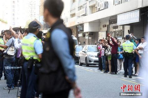 内地游客香港被杀 警方押疑犯现场重组案情 手机凤凰网