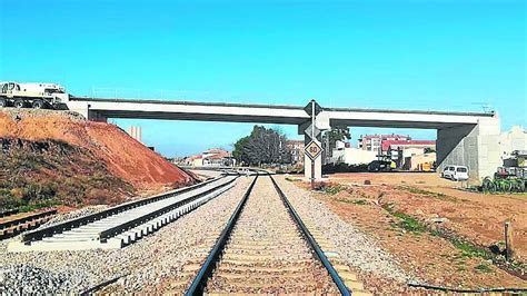 ADIF ultima un paso superior sobre las vías en Cariñena para dar cabida