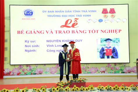 Đại học Trà Vinh trao bằng tốt nghiệp cho các tân cử nhân tân kỹ sư