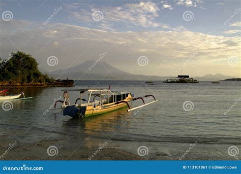 Barcos De Pesca Tradicionales Del Soporte Del Balinese Imagen De