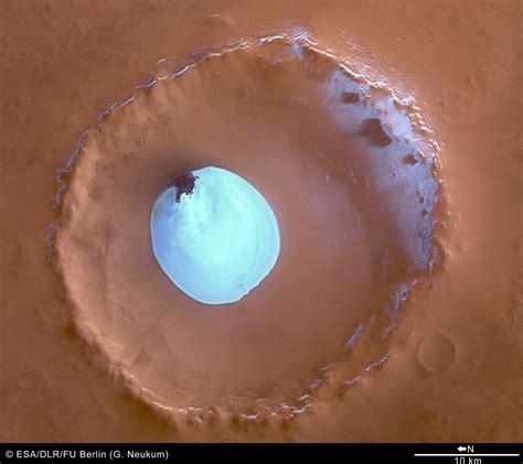 Space in Images - 2005 - 07 - Colour view of crater with water ice