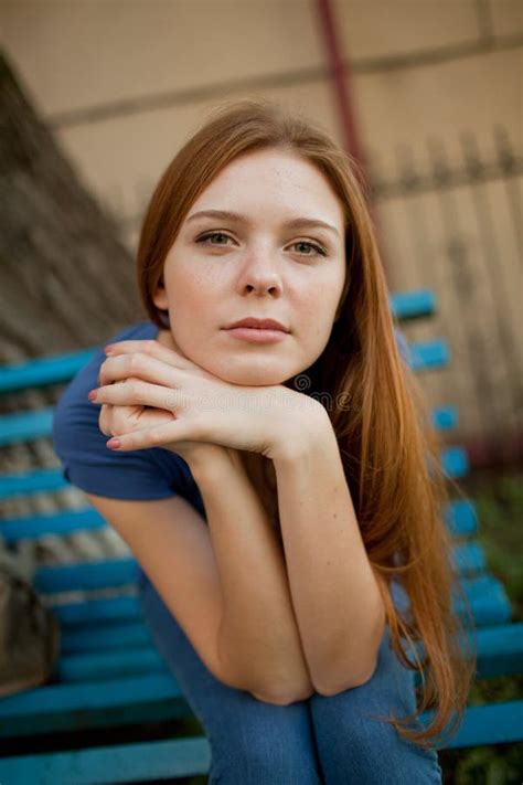 Fille Triste S Asseyant Sur Un Banc De Stationnement Photo Stock