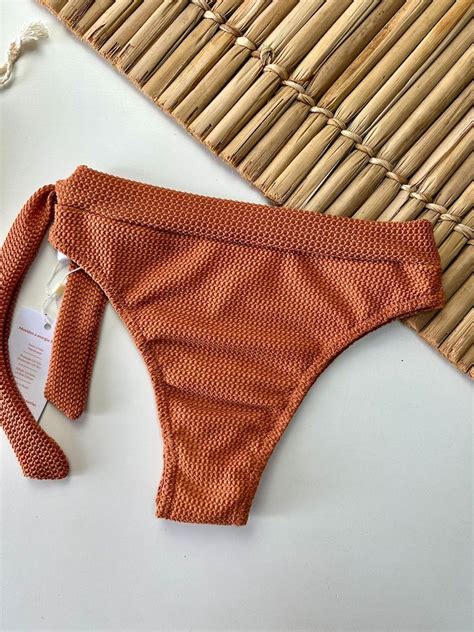 Calcinha Hot Pants Carmel Caramelo Adoro Mar Moda Praia