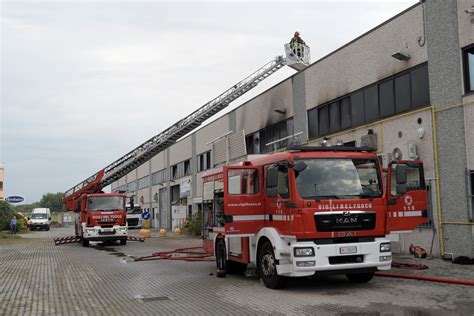 Incendio Nella Notte A Gessate Capannone Distrutto Dalle Fiamme