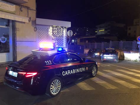 Scappano Dai Carabinieri A Formia E Iniziano Una Fuga Folle Con L Auto