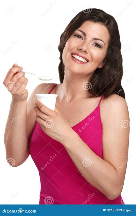 Mujer Sonriente Hermosa Joven Que Come El Yogur Fresco Imagen De