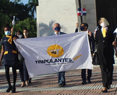 Video Tripulantes Vip Deposita Ofrenda Floral En Altar De La Patria El