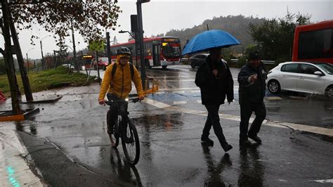 Lluvia En Santiago En Vivo Hoy Temporal Y Suspensión De Clases En Chile Cuánta Agua Ha Caído