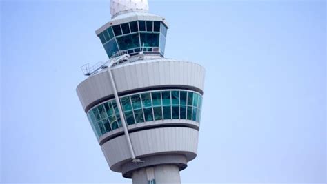 Man Dreigt Met Mes Op Schiphol Marechaussee Schiet Hem In Zijn Been