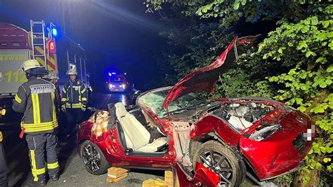 Spektakul Rer Unfall In Bielefeld Auto Landet Auf Leitplanke Nw De