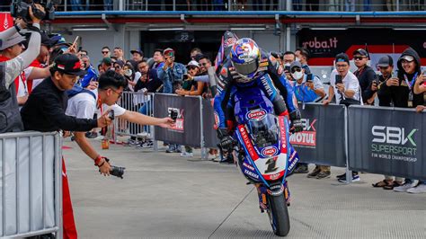 Sapu Bersih Kemenangan Di WorldSBK Mandalika Toprak Razgatlioglu