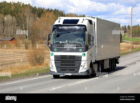 White Volvo Fh Truck Globetrotter Cab Pulls Refrigerated Semi Trailer