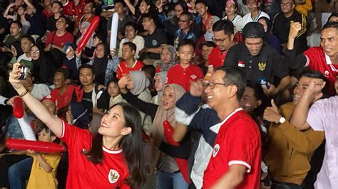 Angela Tanoesoedibjo Heru Budi Dan Ribuan Warga Nobar Indonesia Vs