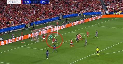 PSG vs Benfica Casi casi Neymar metió una chalaca en el área pero