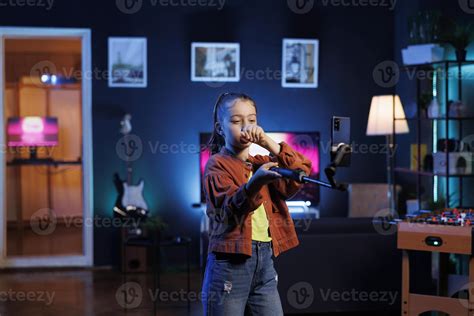 sonriente niño usos Teléfono móvil a grabar danza tutorial en estudio