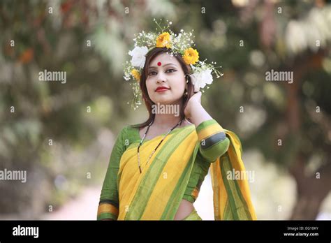 Dhaka Bangladesh 13th Feb 2015 Bangladeshi Girl Pose For Photos