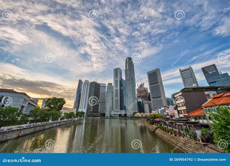 Linha Do Horizonte Da Cidade De Singapore No Distrito De Boat Quay Foto