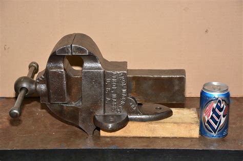 Antique Classic Athol Machine Co Cast Iron Bench Vise Made In Usa