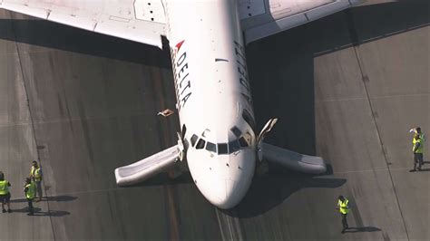 Delta Plane Lands Safely At Charlotte Airport Without Front Landing Gear Abc News