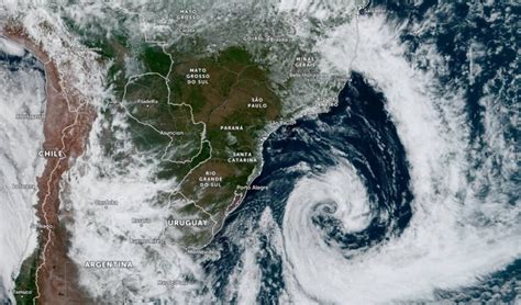 Enorme ciclone na costa do Sul do Brasil vira tempestade subtropical Ubá