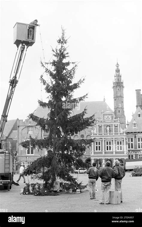 Decoración de un árbol de Navidad en el Grote Markt Haarlem Grote