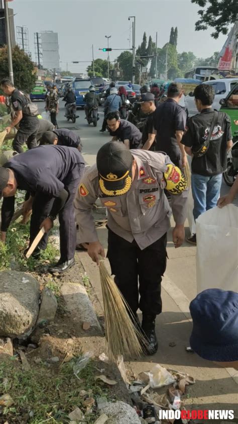 Polsek Ciawi Peduli Lingkungan Bersih Bersih Bersama Muspika Dan Ormas