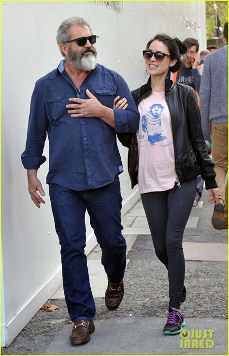 Mel Gibson & Girlfriend Rosalind Ross Take a Romantic Stroll Around ...